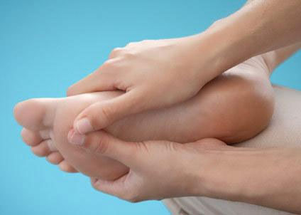 Tê gót chân cũng là một triệu chứng ban đầu của thoát vị đĩa đệm 